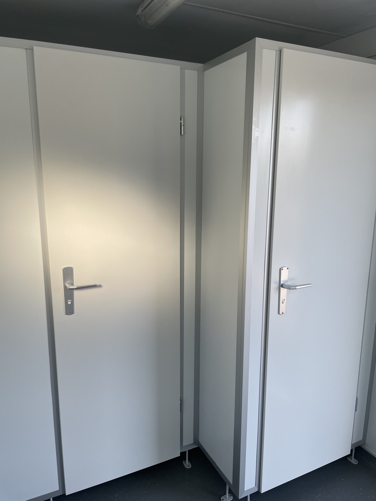 Twee toiletten voor heren in wc-unit.
